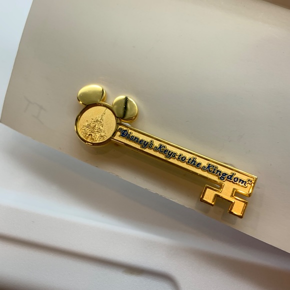 Disney Magic Kingdom Castle Disney's Keys to the Kingdom Gold Tone Key Lapel Pin - Picture 9 of 11